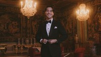 <p>Vidi terlihat tampan mengenakan setelah jas dengan dasi kupu-kupu hitam. Pria 32 tahun ini mengenakan pakaian dari desainer Jonathan Wongso. (Foto: Instagram @vidialdiano)</p>