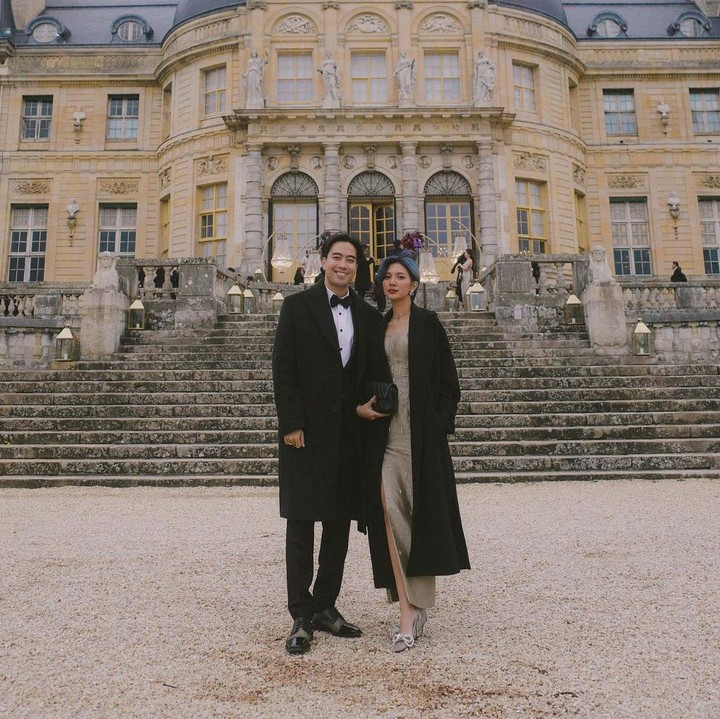 <p>Bila Vidi terlihat gagah dengan setelan jas, Sheila Dara terlihat anggun dengan gaun berwarna abu-abu dengan dipadukan blazer panjang hitam. (Foto: Instagram @vidialdiano)</p>