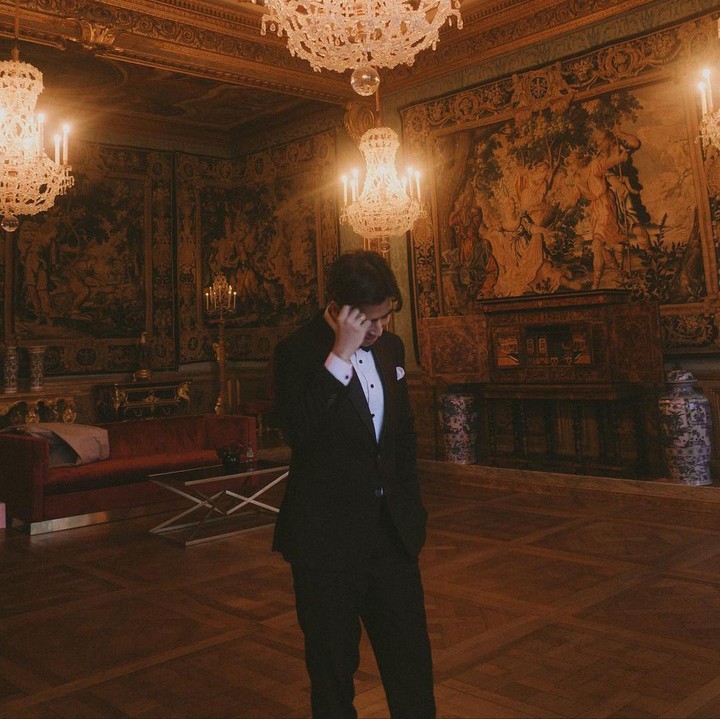 <p>Di foto lainnya, Vidi memperlihatkan dirinya yang sedang berada di sebuah ruangan besar dengan desain klasik bak istana. Dalam keterangan foto, Vidi diketahui sedang berada di Château de Vaux-le-Vicomte. (Foto: Instagram @vidialdiano)</p>