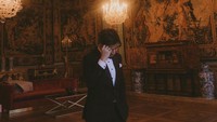 <p>Di foto lainnya, Vidi memperlihatkan dirinya yang sedang berada di sebuah ruangan besar dengan desain klasik bak istana. Dalam keterangan foto, Vidi diketahui sedang berada di Château de Vaux-le-Vicomte. (Foto: Instagram @vidialdiano)</p>