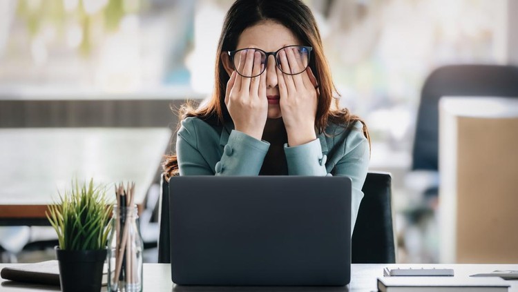Concept Burnout Syndrome. Business Woman feels uncomfortable working. Which is caused by stress, accumulated from unsuccessful work And less resting body. Consult a specialist psychiatrist
