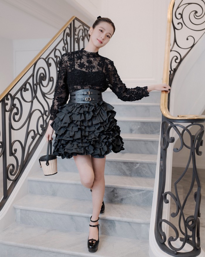 Jisoo tampil stylish mengenakan atasan renda dan rok ruffles dan belt dari koleksi musim semi Dior kala mengunjungi ruang arsip dari brand ikonis tersebut di Paris.Foto: PIERRE MOUTON