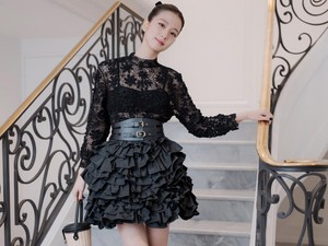 Potret Jisoo BLACKPINK Kunjungi Dior Heritage! Melihat Gaun Bersejarah dan Dapat Hadiah Spesial