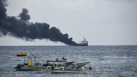 Pertamina Pasang Oil Boom Usai Kapal BBM Terbakar