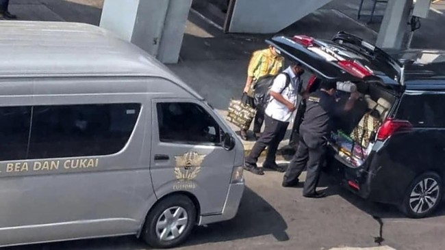 Beredar foto viral sebuah mobil Toyota Alphard dan mobil dinas DJBC masuk ke area parkir pesawat (apron) Bandara Soekarno-Hatta. Berikut aturannya.