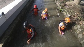 Detik-detik Dua Anak Hanyut Saat Banjir Terjang Kediri, Satu Tewas