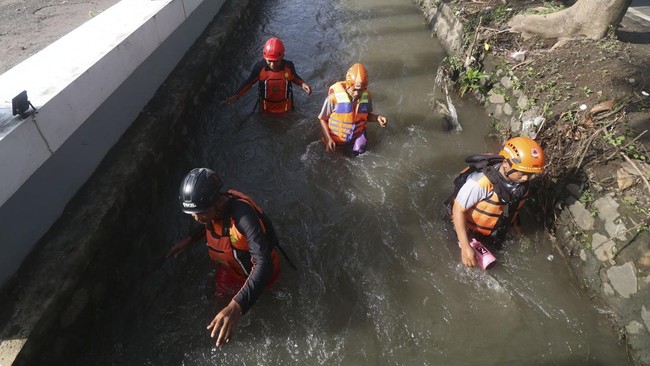 Dua anak hanyut ke sungai saat banjir menerjang Kediri, Jawa Timur. Satu orang meninggal dunia, dan satu lagi masih dalam proses pencarian.