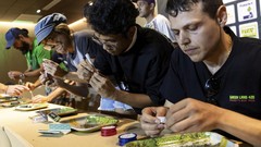 FOTO: Adu Cepat Melinting Ganja di Phuket Cannabis Cup