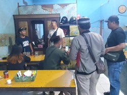 Edan! Warung Kopi Pangku Gresik Nekat Buka di Bulan Ramadhan
