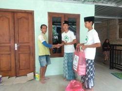 Relawan Ganjar Bagikan Takjil untuk Kuli Bangunan di Klaten