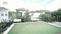 <p>Menariknya, di balkon atas ada area terbuka yang dilapisi rumput sintetis hingga menyerupai lapangan. Buat kumpul-kumpul di sini saat malam sepertinya asyik ya, Bunda. Dari seluruh potret rumah Bedu yang Bubun rangkum berikut, bagian mana yang menjadi spot favorit Bunda? (Foto: YouTube AH)</p>