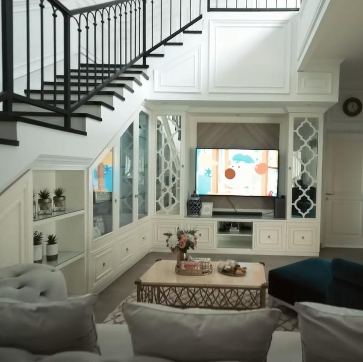 <p>Rumah dengan luas tanah 250 meter dan bangunan hampir 300 meter ini dibangun dengan konsep <em>American Style</em>. "Ya ini gaya<em> American style, classic-modern</em>," paparnya pada Atta, dikutip dari kanal YouTube AH. (Foto: YouTube AH)<br /><br /><br /></p>