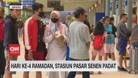 VIDEO: Hari Ke-4 Ramadan, Stasiun Pasar Senen Padat