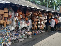Kunjungan Wisata Pulih, Pasar Seni Tanah Lot Masih Sepi Pembeli