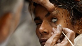 img-title FOTO: Tradisi Memakai Celak Mata Umat Muslim Nepal