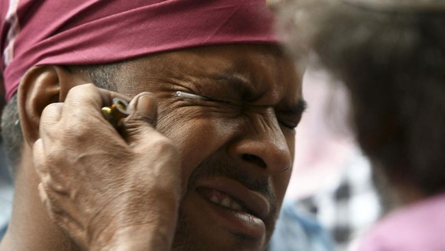 FOTO: Tradisi Memakai Celak Mata Umat Muslim Nepal