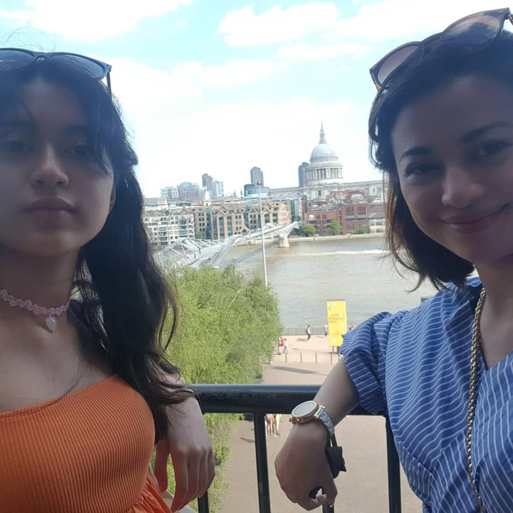 <p>Kini sudah remaja, Serra terlihat semakin cantik mirip ibunda. Penampilan ibu dan anak ini kerap menuai pujian karena selalu kompak. "<em>inimah kakak adikkk bukan mother and daughter hehe,</em>" kata akun @kartikain******. Foto: Instagram @angie_virgin)</p>