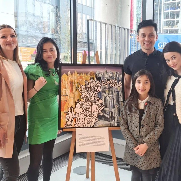 <p>Tak hanya cantik seperti sang Bunda, Serra juga sangat berprestasi. Ia memiliki bakat di bidang seni rupa, nih. Pada tahun lalu, Serra meraih penghargaan Brittain's Best Young Artist 2022 di sebuah kompetisi karya seni. Keren banget, ya? (Foto: Instagram @angie_virgin)</p>