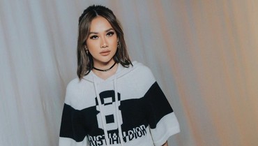 img-title Go Public, BCL Pakai Baju Seragam dengan Pacar Baru