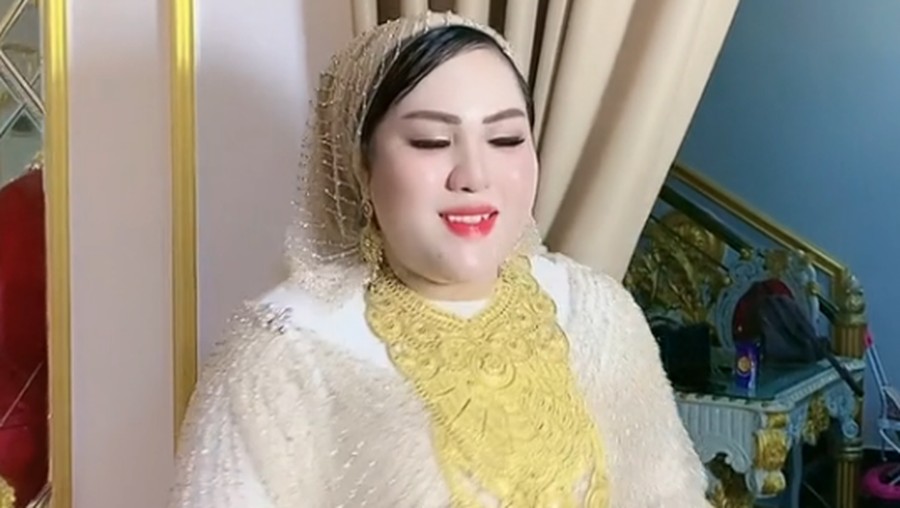 Beredar video tentang wanita viral yang membei tas emas harga Rp 515 juta di toko emas. Beredar video tentang wanita viral yang membei tas emas harga Rp 515 juta di toko emas.