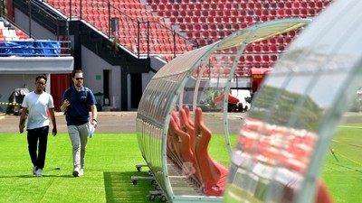 Presiden Joko Widodo memilih tidak berkomentar saat dimintai keterangan tentang pencabutan status tuan rumah Indonesia untuk Piala Dunia U-20 2023 oleh FIFA.