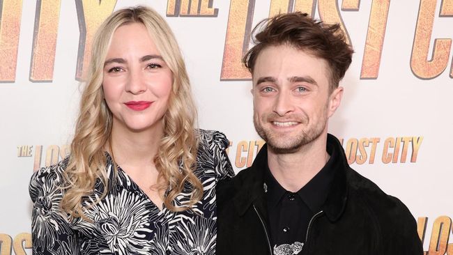 Daniel Radcliffe dan pacarnya, Erin Darke, menyambut kelahiran anak pertamanya setelah terpergok sedang mendorong stroller di New York.