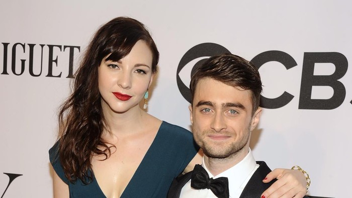 Erin Darke and Daniel Radcliffe arrives at the 68th annual Tony Awards at Radio City Music Hall on Sunday, June 8, 2014, in New York. (Photo by Charles Sykes/Invision/AP)
