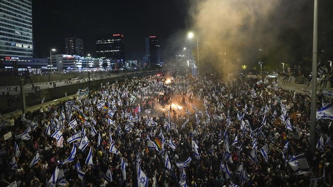 Perdana Menteri Israel Benjamin Netanyahu mengakui bahwa negaranya tengah berada di ambang perang saudara setelah demo besar-besaran pecah di beberapa wilayah.