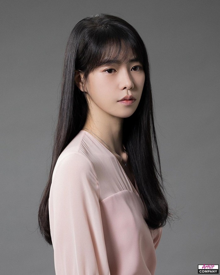 Heavy bangs atau tipe poni yang terkesan penuh memberikan Lim Ji Yeon tampilan yang lebih muda dan manis. Tampilan ini juga memberi kesan yang sangat berbeda dengan Park Yeon Jin dari The Glory (2022 - 2023)./ Foto: instagram.com/limjjy2