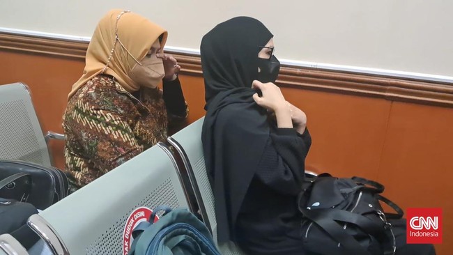 Ibunda mantan Kapolres Bukittinggi AKBP Dody Prawiranegara, Endang Sri Wahyuningsih menangis usai mendengar tuntutan jaksa terhadap anaknya.