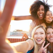 7 Zodiak yang Punya Kepribadian Paling Positif, Bikin Orang-orang Betah Nempel Terus!