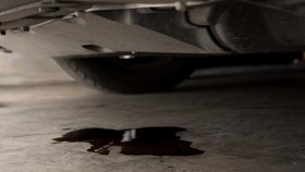 4 Penyebab Oli Transmisi Mobil Matik Bocor