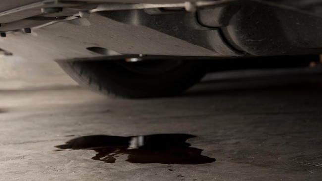 Kebocoran oli transmisi menjadi salah satu penyakit yang kerap muncul pada mobil matik. Berikut penyebab oli transmisi mobil matik bocor.