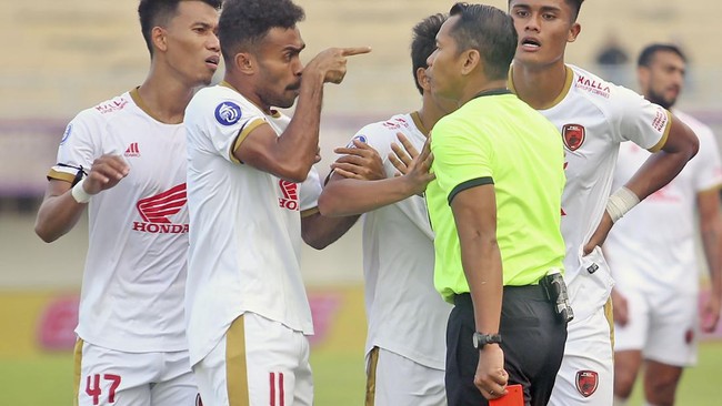 Tahun dan kepengurusan PSSI boleh berganti, tapi menghujat dan menyumpahi wasit tak pernah terpisahkan dari sepak bola Indonesia.