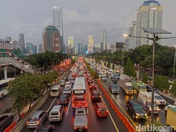 Jalan Gatot Subroto Macet Sore Ini, Mobil dan Motor Terobos Busway