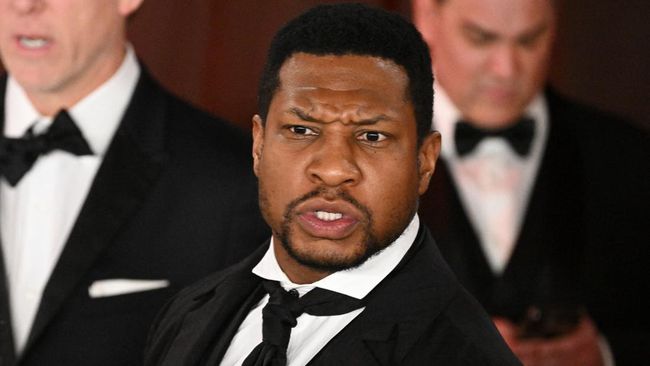 Pengacara menyebut mantan pacar menuding Jonathan Majors atas dasar balas dendam karena ingin merusak karier aktor tersebut.