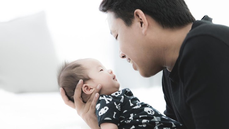 Kapan Bayi Mulai Mengenali Ayah? Begini Penjelasannya Kapan Bayi Mulai Mengenali Ayah? Begini Penjelasannya