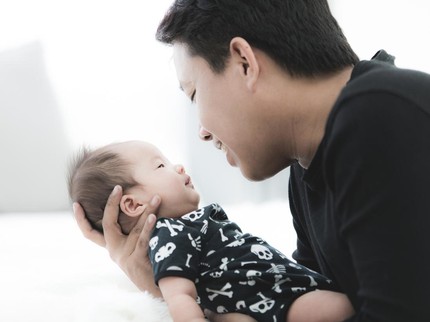 Alasan Bayi Kolik Harus Digendong Ayahnya, Bikin Si Kecil Jadi Lebih Tenang