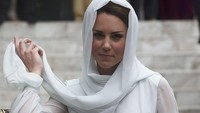 <p>Penampilan perdana Kate Middleton saat berkerudung disebut-sebut mirip seperti gaya mendiang Putri Diana saat mengenakan kerudung dalam kunjungannya ke Pakistan pada 1996 silam. (Foto: Getty Images)</p>