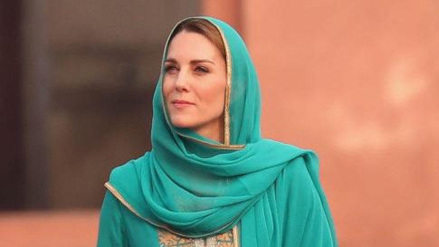 Kate Middleton Pakai Kerudung KUALA LUMPUR, MALAYSIA - SEPTEMBER 14: Catherine, Duchess of Cambridge visits Assyakirin Mosque on day 4 of Prince William, Duke of Cambridge and Catherine, Duchess of Cambridge's Diamond Jubilee Tour of the Far East on September 14, 2012 in Kuala Lumpur, Malaysia. Prince William, Duke of Cambridge and Catherine, Duchess of Cambridge are on a Diamond Jubilee Tour of the Far East taking in Singapore, Malaysia, the Solomon Islands and the tiny Pacific Island of Tuvalu. (Photo by Chris Jackson/Getty Images)