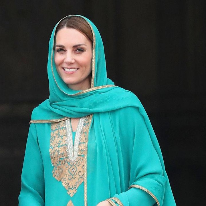 <p>Kate Middleton mengenakan baju adat Pakistan yang bernama shalwar kameez. Baju berwarna hijau itu membuat penampilannya terlihat semakin anggun, ya? (Foto: Getty Images)</p>