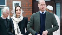 <p>Penampilan Kate Middleton ketika menjalankan tugas bersama sang suami mencuri perhatian. Ia terlihat mengenakan kerudung yang menutupi sebagian kepalanya. (Foto: Getty Images)</p>