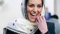 <p>Kate Middleton tampil mengenakan coat warna hitam dan kerudung putih berhias bordiran hitam. Penampilan itu ia tunjukkan saat mengunjungi Hayes Muslim Centre di Hayes, Inggris pada 9 Maret 2023 lalu untuk menyampaikan dukungan pada korban gempa bumi Turki dan Suriah. (Foto: Getty Images)</p>