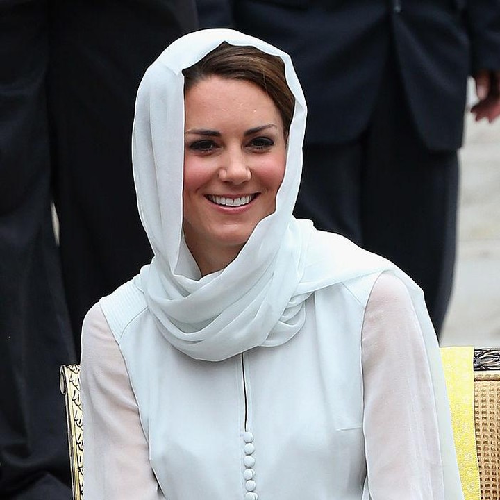 <p>Di kesempatan itu, Kate Middleton terlihat anggun dalam balutan dress warna putih yang dipadu dengan pashmina senada. (Foto: Getty Images)</p>
