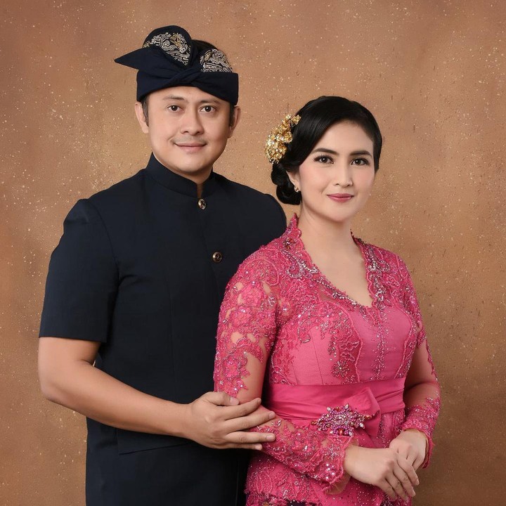 <p>Kadek Devi dipersunting oleh pria bernama Dewa Yoga pada 1 September 2015 lalu. Dewa Yoga diketahui merupakan seorang perwira polisi. (Foto: Instagram @kddevie)</p>