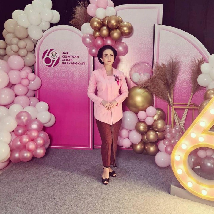 <p>Bunda masih ingat dengan Kadek Devi? Aktris berdarah Bali ini pernah meramaikan dunia hiburan sebagai pemain sinetron dan FTV. Namun kini, ia lebih banyak menghabiskan waktu sebagai ibu Bhayangkari. (Foto: Instagram @kddevie)</p>