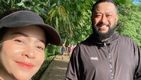 <p>Belakangan ini, Kikan dan suaminya jadi semakin rajin berolahraga. Keduanya saling berkomitmen untuk menjaga kesehatan. "Sekarang harus coba buat melakukan segala sesuatunya dengan lebih <em>mindful. No more excuses</em>," ucap Kikan. (Foto: Instagram @kikankikan)</p>