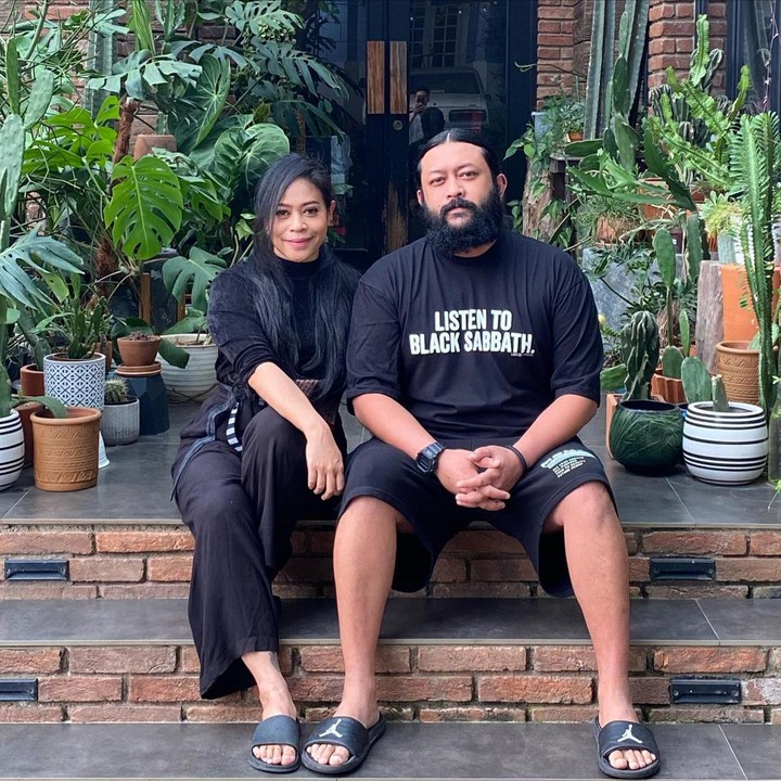 <p>Tujuh tahun membangun rumah tangga, Kikan Namara dan Udzir Harris selalu terlihat mesra dan harmonis, Bunda. (Foto: Instagram @kikankikan)<br /><br /><br /></p>
