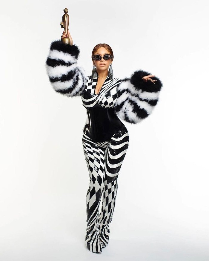 Beyonce berpose mengenakan jaket dan celana berhiaskan bordir dan corak grafis yang terinspirasi dari lagu 'Pure/Honey'. Foto: Courtesy of Balmain