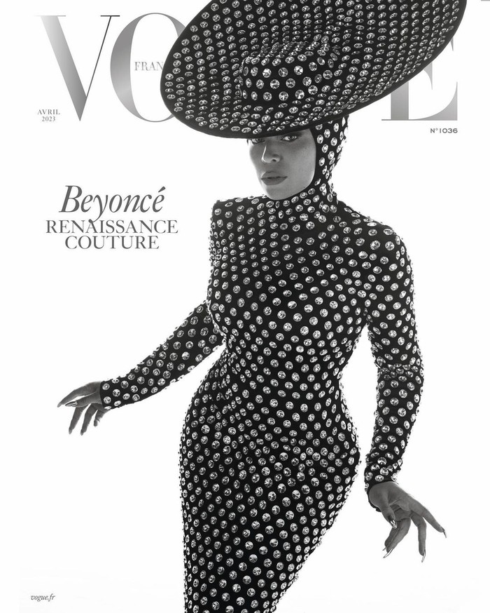Beyonce turut jadi tampil di sampul Vogue France edisi April 2023 mengenakan kreasi couture rancangannya bersama Balmain. Foto: Louie Banks